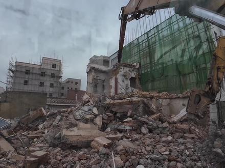 今天罗师傅带领大家去看看如何拆这个三层楼的 #拆房 #拆房子