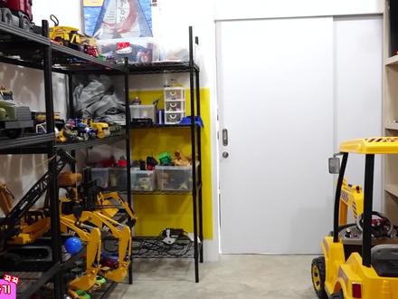 儿童DIY手工组装变形金刚玩具组合,小男孩遥控操作挖掘机好玩