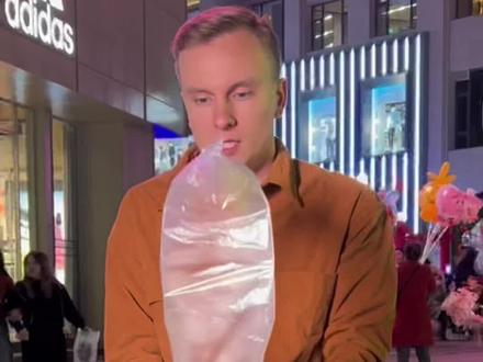 元宵节来了,我自己弄孔明灯,希望我的梦想会实现☺️ 还是…?#元宵节 #老外