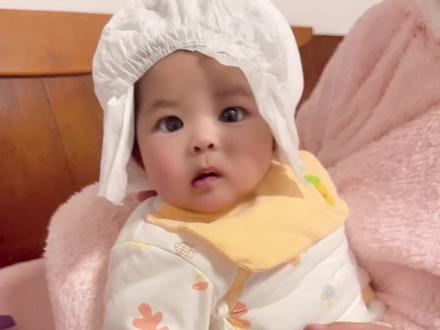 纸尿裤退烧果然有用,我家宝宝和我老公都退烧了,家里有小宝宝的可以试试,亲测有效!用45度温水倒进纸尿裤,然后把纸尿裤反过来戴宝宝头上,大人也一样有效,半个小时我女儿从37.5降到36.7,我老公从38.7降到36.6(大人用可以放冰箱冷藏半个小时)#熬过了就好了 #带娃#物理降温