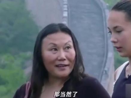 少年时的谷爱凌和妈妈爬长城,那时候她就说她自己是北京人