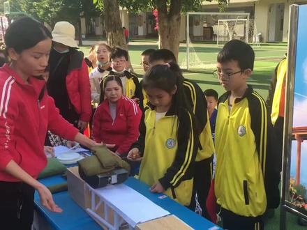 纸桥承重!
昨晚临时才做完的纸桥!
真的用完了30张A4纸!
估计两卷双面胶~
涂胶水的时候会让纸变软!
不适合贴大面积!
中间用了波浪折叠,
上下再粘贴一张纸!
还是用的双面胶!
#纸桥承重
#学生手作
#馒头酥日常