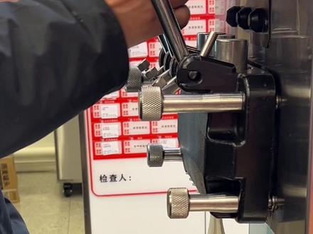 雪王巨无霸圣代!@你的怨种朋友请你吃!!
#抖音美食推荐官 #美食 #蜜雪冰城 #冰淇淋 #雪王