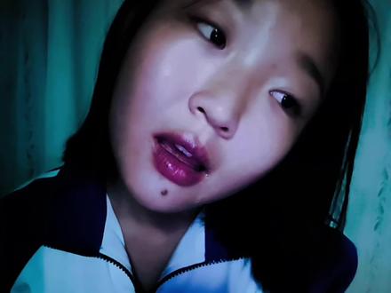 “这个世界,或是生活,命运,或叫它神,或无论叫它什么,它好差劲……”我先是看了一位博主@周小辣 四十分钟的讲解视频,然后又去拜读了原书,全程无比的压抑,我甚至不敢细致的看,原书作者最后的留言也不敢看,只是把房思琪的故事看完了,无比的揪心,每个女孩本都可以健健康康快快乐乐的长大,但总有一些伪人去埋怨女孩的美貌,女孩的穿着,女孩的语言,女孩的一切,似乎这些就成了他们犯罪的理由并且能够呼吁起大家的同情心理去袒护自己的犯罪真相,真是够ex的。在拍摄这段视频的过程中,我一直告诉我自己如果我是房思琪我该怎么样配出这段话,多么无助多么麻木……不是每个老师都配为人师,配为人,他们利用自己的或学识,或权利,或地位去欲行羞辱,霸凌以及不轨之事,什么受害者有罪论,什么玩意儿?我们本无罪!!!其实拍摄完这个视频后我看了很多遍,最令我动容的是最后结尾,那是房思琪第一次给李国华递交的作文片段“我为数不多的美德之一就是诚实,享受诚实,也享受诚实之后带给我对生命不可告人的亲密与自满。诚实的真意就是:只要向妈妈坦承,打破了花瓶也可以骄傲。”我用我想象当中的房思琪的样子去模仿读出这段话,每当我看到自己模仿的房思琪天真的模样,我看着她笑,我也会跟着笑。她原本是多么美好,多么真诚,多么可爱善良的小女孩,可是她为什么偏要遭受这一切呢?林奕含又为什么要遭受这一切呢?这世界上所有被伤害的女孩又为什么要遭受这一切呢?因为她们的美丽?无稽之谈。愿每一个灵魂都能被温柔以待,愿这个世界少一些伤害,多一些理解与爱。#房思琪的初恋乐园#女性#女性安全#性教育#配音 最后真心希望每一位家长都可以在孩子懵懂的年纪时就普及好性教育。愿世上再无伤害@抖音小助手 @抖音创作小助手 无任何不良导向🫡