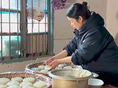 年味将至,想念爷爷奶奶做的糯米糍粑了,自己动手炒至馅料,做了一锅纯手工打出来的糯米糍粑,吃起来糯叽叽的,一口回到小时候记忆中的味道,你的家乡过年会做糍粑吗#纯手工糯米糍粑 #分享家乡美食 #小时候记忆中的味道 #过年氛围提前搞起来了 #抖出家乡味