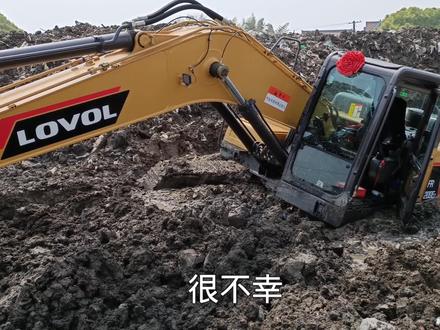 挖掘机陷成这样怎么办?动也不敢动了!怎样做才能逃脱这危险泥潭