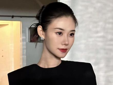 姜承澜:我见识到自己的厉害了!
#美妆顶流姜承澜回归2日粉丝破千万 #姜承澜 #美妆 #妆教 #干货