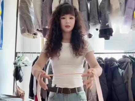 这个千千阙歌我看好多人喜欢,还是学不会的我今天给大家录了一个超详细的教程,眼神都有跟你们讲了😁结合我主页有0.8速的一块学,可别再说学不会了😅#千千阙歌#千千阙歌舞蹈教程 #瓜蛋摇#皮带舞