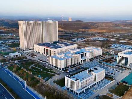 2026年1月1日,新建的阳泉市第一人民医院举行了搬迁启动仪式,此次搬迁不仅是地理位置的变更,更是医院服务升级的重大跨越。根据官方采购信息,专业的搬迁用车服务期限设定为2026年1月1日至7月10日,这表明整个搬迁过程将是有序、分批次进行的,以确保医疗服务的连续性和安全性。在搬迁过渡期间,原有的旧院区应会继续提供医疗服务。建议近期有就医需求的朋友,最好通过官方渠道确认具体科室的接诊地点和时间,以免跑冤枉路。#航拍摄影