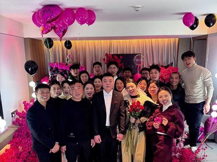 这是一条求婚整个过程,期待之中 意料之外 曾经也有幻想这一天,现在把这条视频剪出来,还是充满惊喜与感动,虽然这一天来了晚了些,但是我终于等到了,有着家人朋友的见证下,感觉自己真的超级幸福,有你们真好,谢谢你们给了我一场浪漫的求婚仪式@李影12月27早9点20周年庆典喜事