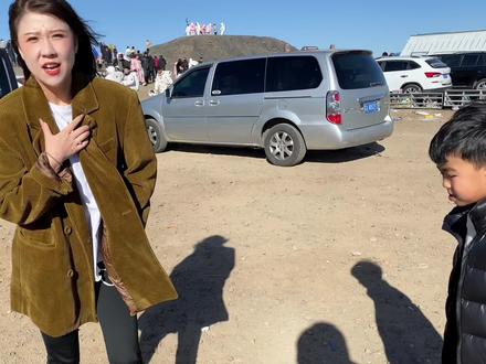 小菲一家来乌兰察布火山,花80元租一套宇航服,穿上有模有样的立马来感觉