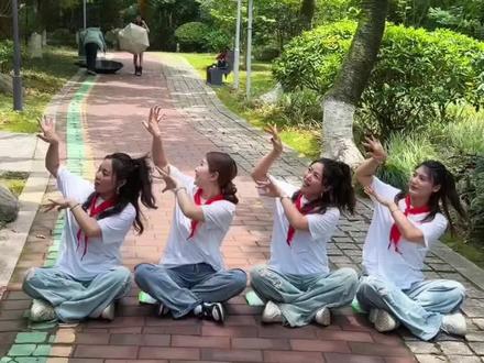 来啦来啦~老顽童集合啦🥳
童心未泯,快乐加倍,一起过六一儿童节咯#娃哈哈#六一儿童节 #手势舞#快来和我们一起玩吧