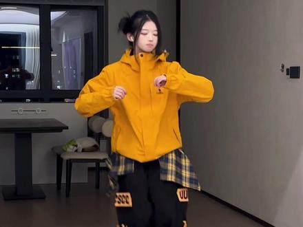 跳一半想起来插兜会更帅🤓👆🏻 #白菜对我笑 #感觉至上 #新年舞蹈