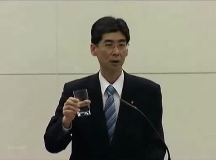 2011年日本官员豪饮核污水全过程,魔幻举动登上当年新闻头条 #历史影像 #真实事件 #福岛核污水 #核废水