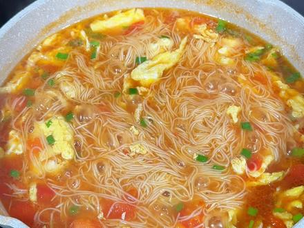 早上花几分钟,给孩子做一碗汤汁浓郁的番茄鸡蛋面,营养丰富,好吃又健康#山药线面