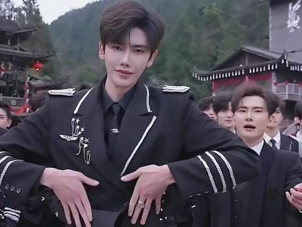 重庆第一男团在酉阳感谢舞跳不停 太有实力了#龙浩天 #AI瑶瑶 #银河系001 #酉阳桃花源#重庆第一男团