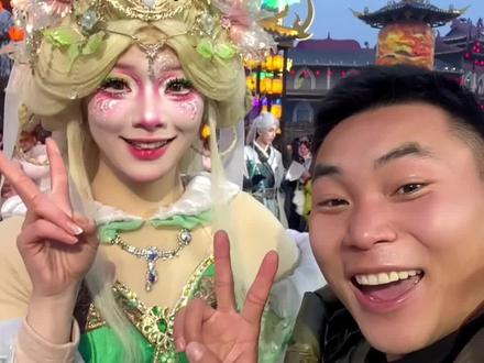 一个人玩遍中国~万岁山 原来这就是传说中的万岁山吗,我终于来了!#开封#万岁山武侠城 #万岁山武侠城春节大庙会 #万岁山勇敢的人在控场#春节福气好去处