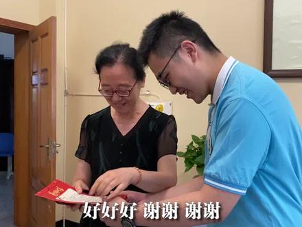 6月26日,峨眉山市。“感谢您的辛勤付出!”高考711分考生朱启航回母校致谢恩师。