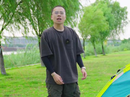 #户外露营 #帐篷 #露营⛺ #周末去哪玩 #户外用品
六角帐篷的天花板级别!!
☆探险者环亭系列二☆
当你在购买一款帐篷的时候,都可以看到官方
给出的「防水指数」,通过建议的防水指数值你
就可以知道在什么样的天气条件下使用它;
市面上常见的防水等级有以下几种:
兴1200mm~3000mm可以在中到大兩中使用,
是市面上常规帐篷的一个防水指数,以在功能性
和较轻的负载之间取得良好的平衡;
兴3000mm~5000mm适用于各种兩天,能让帐
篷内保持千爽;但是,如果是在暴风兩中露营,
那么还需要考虑风阻、帐篷结构和其他因素,有
用于极端环境的特殊装备,在这些条件下使用更
安全。
帐篷的「防水性能」是基于帐篷面料织物抵抗
水渗透的能力,除了优质面料之外,还应该考虑
产品构造、设计和生产工艺;
!注:面料防水处理等级,它只是一种表面处
理,可以帮助织物排水。
!!最后值得注意的是:
1.除了优质的面料,好的工艺也很重要,比如缝
纫线、缝纫密度、压胶条好坏、防水拉链等;
2.帐篷底部防水等级一般高于帐篷主体;
3.防水等级越高并不一定意味着它是一个更好的
选择,因为帐篷会更重。一般来说,超过5000毫
米的额定值适用于极端天气条件;
4.对帐篷良好的保养是延长保质期的秘诀,扎营
前务必检查露营地是否有尖镜物体,并确保装备
在存放前千燥。