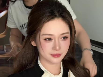 坐标徐州✨有幸为薛洁姐姐定制日常妆容~放大原生颜值 很开心为徐州网红打造妆造,每一帧皆是惊艳~
ps:姐姐人美又温柔!@薛洁💋77 !#徐州网红 #薛洁77抖音号 #化妆师日常 #王志诚 #大小姐温婉气质发型