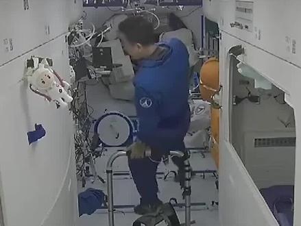 航天员在太空的一天怎样度过?他们如何洗澡,上厕所,你想象不到