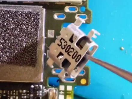 更换microusb充电接口。