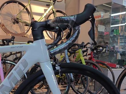 CAMP坎普sr3到货
铝架碳叉
禧玛诺105小套
仅售3999
现货46白、49银、49粉
#公路车 #坎普 #坎普公路车 #坎普sr3