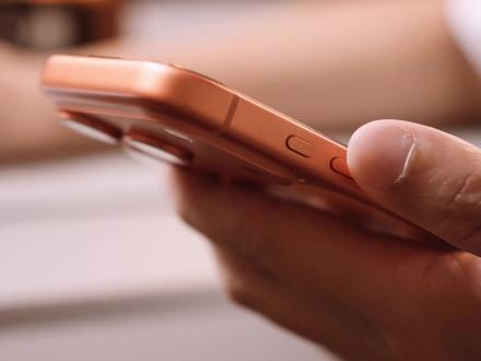 旅行前,一定要知道iPhone这10个隐藏功能 Hi,我是哈图。
iPhone真的藏了很多“旅行功能”。
很多功能其实是在默默帮你减少旅行里的焦虑。
这期视频整理了10个我觉得特别实用的 iPhone 旅行隐藏功能,希望对你有帮助。
1️⃣ 实时翻译(离线也能用)
2️⃣ 自动汇率换算
3️⃣ 地图旅行路线指南
4️⃣ 行李清单 & 出行规划
5️⃣ Live Photo一键生成旅行vlog
6️⃣ 旅行专注模式
7️⃣ iOS 26陌生电话代接
8️⃣ 环境音乐氛围模式
9️⃣ 旅行空间锁屏
🔟 AirTag + 查找防丢
很多功能我也是最近才发现,
但真的会让旅行体验提升特别多。
#iPhone #iPhone技巧 #iphone小技巧 #iPhone17 #旅行技巧