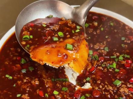 把豆腐放进塑料袋里捶碎,再淋上鸡蛋液,出锅就是你们从来没见过的豆腐新吃法,鸡蛋和豆腐嫩滑爽口,还带着浓浓的肉香味,真的是太好吃了#美食#肉沫豆腐 #抖音美食推荐官 #在家做美食 #强烈推荐 @海底捞火锅 #寿星千万种海底捞都宠