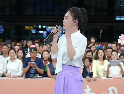 杨雯梓演唱《苹果香》 #杨雯梓 #索图 #奉节 #索图大舞台 #我要上热门 @杨雯梓6月1-2号周年庆典 @杨雯梓【生活号】 @索图 @DOU+小助手 杨雯梓现场演唱苹果香,大家觉得好听吗?欢迎在评论区留言