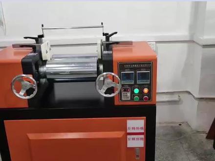 开炼机的安全操作 #开炼机的安全操作 #橡胶厂炼胶机安全隐患多 #开炼机炼胶工艺 开炼机是橡胶厂的主要设备之一。开炼机炼胶作业亏岁拍是易出事故的工序,这包括人身事故和设备事故。
近些年来,一方面由于橡胶企业迅猛增加,特别是大量开设了农村乡镇橡胶企业,使大批未经严格培训的青工走上炼胶工作岗位,违反安全操作情况普遍存在。另一方面,由于炼胶机的生产能力不断强化,更由于有些钢丝子午胎和宽断面轮胎,要求胎面胶硬度增加,致使炼胶机横压力加大,导致安全片破坏频繁,并有辊筒断裂事故发生。因此炼胶作业的安全状态不容乐观
保护劳动者在生产中的安全和健康,是我国的一项重要政策,保护国家财产,促进生产发展,是企业管理的重要职责。因此,就橡胶企业而言,对开机作销羡业的安全应予以重视。 首先要调整好辊距,雀局保持辊距的平衡。若两端辊距调节的大小不一,造成辊筒偏载,极
易损坏设备,这是严格禁止的。
工作完毕,切断电源,关闭水、汽阀门。
除上述之外,还注意:
拉推车辆时要注意周围情况,防止撞、碰人,装料时防止偏重翻车伤人。