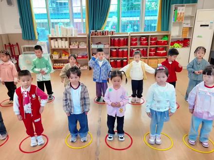 一看就会到音乐游戏来了 一起来玩跷跷板 高高低 高高低 高高低#幼儿音乐游戏#跷跷板#幼师必备 #幼儿园室内游戏@DOU+小助手