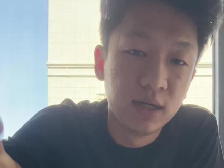 香水玩家黑话/术语
穿香:喷香水的另外一种说法
正装:没有专柜礼袋的香水
简装:一般指白盒或者是没有盖子的香水
分装:私人卖家从整瓶香水里面抽出来贩卖
小样:试管官方发行的试香,1.8ml2ml5ml10ml
q香:一比一还原的迷你香水,一般是涂抹试的容易造假
批话:相当于香水身份证,可以查到生产日期
临期:多指在免税店销售的在国标内快过期的香水,同时有不法分子利用其特性用于赚钱
气柱:未使用香水的喷管会有空气残留
静置:香水在长途运输之后可能会发生味道上的变化,静置之后有概率恢复正常
断头:可理解为在快递过程中破损的香水
真瓶假香:真的瓶子假的香水
手艺人:造假卖家如七姨、潘海利根博物馆、大吉岭渣等
越南香、明通香、广东香:假货
控价:品牌方控制价格不让卖的太便宜
跳水:品牌方经营不善价格大幅度下跌
战街:个人出售二手香水
臭货烂货:卖不出去
流团:没成功开团
引流团:没流量的团长,为了骗流量开的团
空气团:经常开团失败的团
现货:已经在国内的香水
跑路:卷钱逃跑如特洛伊城
最后跟团需谨慎,擦亮自己的眼睛,守好自己的钱袋子
本期知识点有点多,视频有点长希望大家耐心观看
#香水#黑话#术语 #精神状态belike #感谢抖音我要上热门