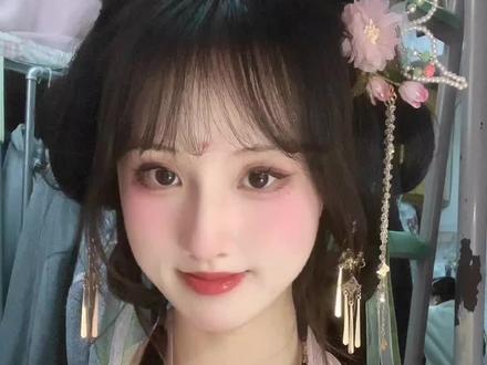 老婆们今天是一期适合春天带的花花发饰分享#古风 #汉服 #春天穿汉服去赏花呀 #汉服妆造 #汉服发饰