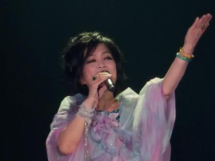 齐豫把《掌声响起》与《Sailing》揉进了深圳的夜风里。
“记得给自己第一次肯定的掌声。”不关乎舞台多大,而是你终于相信了自己。
在温柔的远航旋律中,她轻声祝愿:愿你我,都能拥有自己的掌声。
这一夜的歌声很轻,却足以照亮前路。
#齐豫 #掌声响起 #Sailing #凤飞飞 #深圳现场