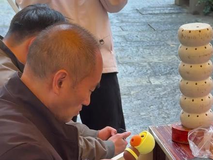 王师傅曾默默地在我们的全世界路过! 中山路步行街、芜湖古城、汀棠公园、赭山公园、甚至还有古装造型的。最夸张的是有网友分享了20年前自己3岁时的旧照,背景里就是王师傅的面人。不仅如此,还有网友分享经历,暑假时王师傅曾手把手教女儿捏面人,特别有耐心。更有小朋友拿出三年前跟王师傅学捏的面人,到现在还完好无损。王师傅用实力诠释了一句话,是金子总会发光,真诚而努力的人也终究会被看见。#芜湖捏面主理人 #芜湖古城捏面人