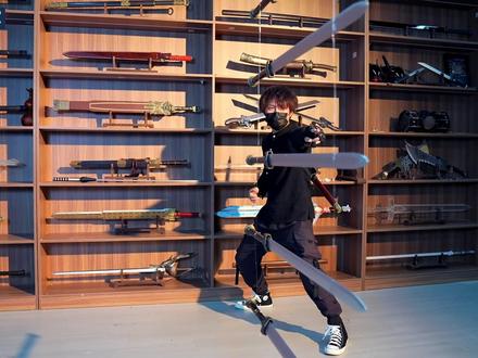 #四川90后小伙科技修仙 “御剑”凌空,还能语音召唤。从社恐少年逆袭科技侠客,#范十三用科技复刻武侠绝学,无人机+体感+AI,赛博剑客将“御剑术”变成现实!