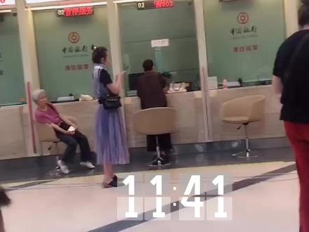 哈尔滨兆麟街中行大家不要来办业务,柜台不午休开2个口,午休就开1个口,普通号不叫。只叫VIP的号。