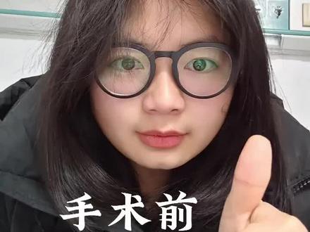 #阑尾炎手术 #腹腔镜阑尾手术
原本以为阑尾炎手术用微创技术是个小手术,只是在肚子上打一个洞,恢复快。可是手术前一天医生才说要打三个洞,而且要全麻!护士叫我买别针,便盆和宽松的睡衣,我开始慌了。而且也没人跟我说术后有多疼,没排气之前有多饥渴,而连喝水都是奢望。
从手术的前一天晚上就不吃不喝等着,到了第二天下午一点终于到我手术了。记得我走进手术室,自己乖乖躺在手术台上,护士说这是最大号的针,让我不要乱动,我以为这是最痛的了。接着医生问我身高体重,然后旁边的另一个医生在注射药物,医生拿个罩子跟我说吸两口氧气,我吸了两口就双眼迷离了。在这期间,医生把我阑尾切下来了,拿去给我姐拍照,说我阑尾比一般人的长,而且在肚子里面是卷起来的,这样更容易得阑尾炎。
直到医生叫我醒来,我自己从手术台上慢慢挪动身体到转运床,医生把我推出了手术室,那时已经三点半了,我见到了我姐,我姐以为我傻了,一直叫我名字,但是我没有力气回答她,只能眨眼睛。到了病房我又从转运床上慢慢挪到病床上,医生给我插上了氧气管,脉搏血氧饱和度检测仪,六瓶注射液,贼难受,我想动一下身体,但是全身都是麻的,动不了,四肢根本不听我使唤,嗓子里全是痰,不敢咳,一咳就疼得想哭。医医生叮嘱我姐几分钟喊我一声,3个小时内不能让我睡着,多跟我说说话,不能吃东西,不能下床,一肚子的气体,就是拍不出来,又饿又渴又痛,就这样子过了一夜。
到了第三天早上终于排气了,但是只能喝十几ml的水,而且上厕所,极度困难,每一步都小心翼翼,而且还要忍着痛去走动, 防止肠道粘连。每咳一下都巨疼,上下床也要人扶着,而且都会疼。到手术后的第六天去拆线,医生说要第七天再拆,然后第七天去拆线,医生又说线拆的晚了差不多融进肉里面了,拆完线这两天伤口又发炎了,,,不过到了医院就会明白,和健康相比,没什么放不下的,无病无灾,家人平安健康,比什么都重要,走进医院,会看见不同的世界,有人彻夜难眠,有人一觉不醒,原来平安健康面前,一切显得微不足道,身体健康比什么都重要。但愿世界再无病痛#阑尾炎手术后的真实感受 #做完阑尾炎手术的注意事项 #阑尾炎疼起来真是要命