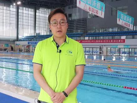 4岁以上的小朋友就可以学习各种泳姿,4岁以下的小朋友,可以学习水性、漂浮、不怕水、能自由自在的玩水#游泳
