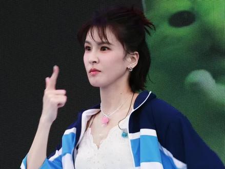 把我的心搞得一团糟你还在那里咪咪喵喵的笑 #曾沛慈 #长沙草莓音乐节 #小猫跳舞