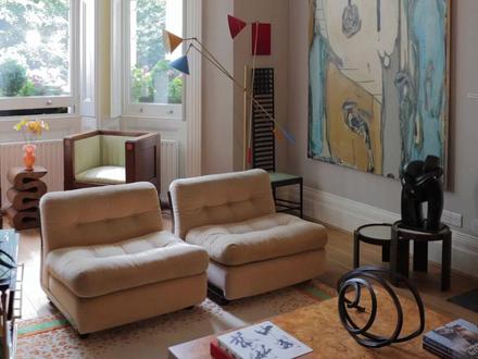 艺术藏品成为家居设计的起点|高阶顶奢家 Hello 大家好,我是想去你那儿坐坐的设计师 Sophie ~
大家一直以来的常规装修思路都是先定家居再寻艺术品,本期嘉宾 Luning 却反其道而行——让心仪藏品先落地,以艺术为脉串联空间叙事。那么我们就让藏品引路,来一同解锁她在伦敦富人区 Mayfair 的家居与艺术共生的美学之家吧~
⚫️客厅
⚪️窗边缀以彩色艺术作品,为空间注入鲜活气息
⚪️Annie Morris 的彩色雕塑,为空间铺就了浪漫又前卫的艺术基底
⚪️Miriam Cahn 的作品《受伤的士兵》与纪念海地大屠杀的挂画,让艺术承载历史重量与人文思考
⚪️色彩上追求和谐统一,Triannale 三色灯温柔晕染,呼应整体调性
⚪️一对灵感源自电影《 I am love 》中经典场景的方形椅子,仿佛把人拉进了那段故事
⚪️来自 Mimi Lauter 蜡笔油画的绚烂与中国艺术家柳溪的作品金色雕塑的肌理碰撞,让空间层次愈发丰盈
⚪️William Copley 的绘画作品以细腻笔触,勾勒女性赋权的力量
⚪️Tobias Scarpa 的蝴蝶灯轻展翼影,与贵妃椅的优雅线条遥相呼应
⚫️书房
⚪️与客厅的鲜活截然不同,书房以黑白为主色调,沉淀静谧质感
⚪️两位亚洲艺术家的作品坐镇,奠定艺术氛围的沉稳基调
⚪️餐桌巧变书桌,木质纹理的温润与地毯图案的雅致相得益彰
⚫️卧室
⚪️卧室悬挂的绘画作品,以巴洛克风格的浓烈笔触,歌颂女性与母亲的光辉
⚪️沙发是陆宁的原创之作,灵感源于 Art Deco 的 Banana 沙发和 Indium David 的豌豆沙发,取之香蕉与豌豆的自然形态,特意留缀的流苏,添了几分随性慵懒
相信大家也读懂了 Luning 传递的家居艺术内核——买对的而非贵的。不必执着于藏品的物质价值,当一件作品在家中静静安放,能为你带来心底的愉悦与精神的共鸣,便是最珍贵的意义。
#家的样子 #室内设计 #生活美学 #伦敦 #伦敦公寓