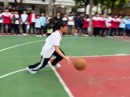 努力永远大于天赋,冯敏敏参加广东女篮试训,小小的身高蕴含着巨大的能量,通往职业的路从来不是单行道,加油!#篮球 #冯敏敏 #广东女篮 #篮球需要沉淀 #篮球女孩