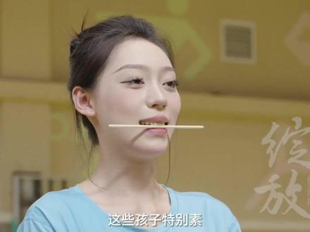 #揭秘杭州亚运会开幕式的台前幕后 “坚持一下,再坚持一下!”这是现场引导员们听到最多的话,你看到每一张笑脸背后,都是无数次的练习。#杭州亚运会 #亚运最前线 #面孔 (素材来源:纪录片《绽放》)