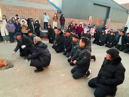 🔥山东人拜年有多硬核?集体跪地太震撼!🧨这传统仪式感直接拉满~🐴年就得这样热热闹闹!#民间实拍#拜年 #山东人拜年专属bgm