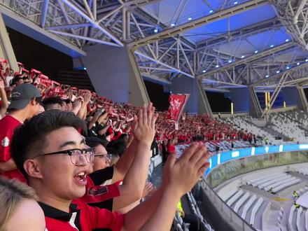不得不说,八万人体育场经过改造,实在太美了,开场的声光秀和领唱国歌仪式也很好,哈哈哈哈,期待我们能有这样的场馆!#上海申花1比1成都蓉城 #唯有足球不可辜负 #中超成都蓉城 #2023中超联赛 #成都蓉城