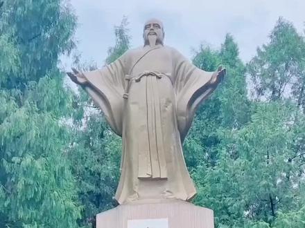 张三丰,本名君宝。武当派开山祖师,创立太极拳剑。二百一十八岁羽化,得元明两朝帝王追崇,敕封清虚元妙真君,世称隐仙