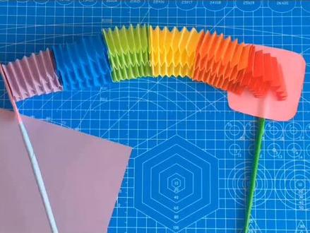 #手工折纸 #折纸 大家五一快乐!今天来折一个小拉花,颜色鲜艳,好看又好玩。