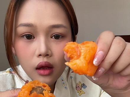 放软之后的大黄杏的蜜甜蜜甜的 好好吃啊 果香浓郁 产地直发的巨划算#黄杏熟了 #大黄杏 #应季水果 #香甜多汁#新鲜采摘