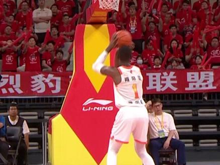 1.2秒极限操作!王浩然甩出跨全场长传,贺希宁篮下接球造成压哨2+1。#dou来cba #CBA联赛 #以城之名 #竞由新生